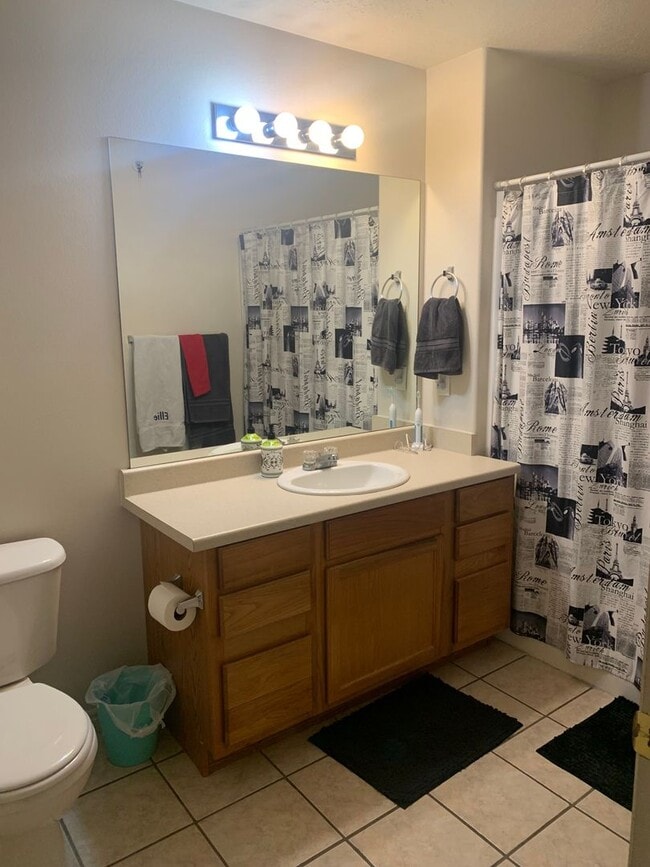 Photo - TWO PRIVATE ROOMS available at University Avenue Condos Unidad 1 (Back Right)