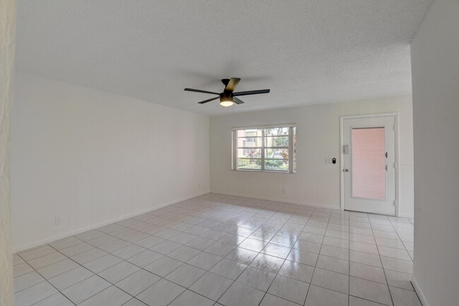 Photo - 548 Flanders L