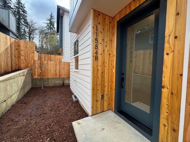 Building Photo - L0652-2 Unit B