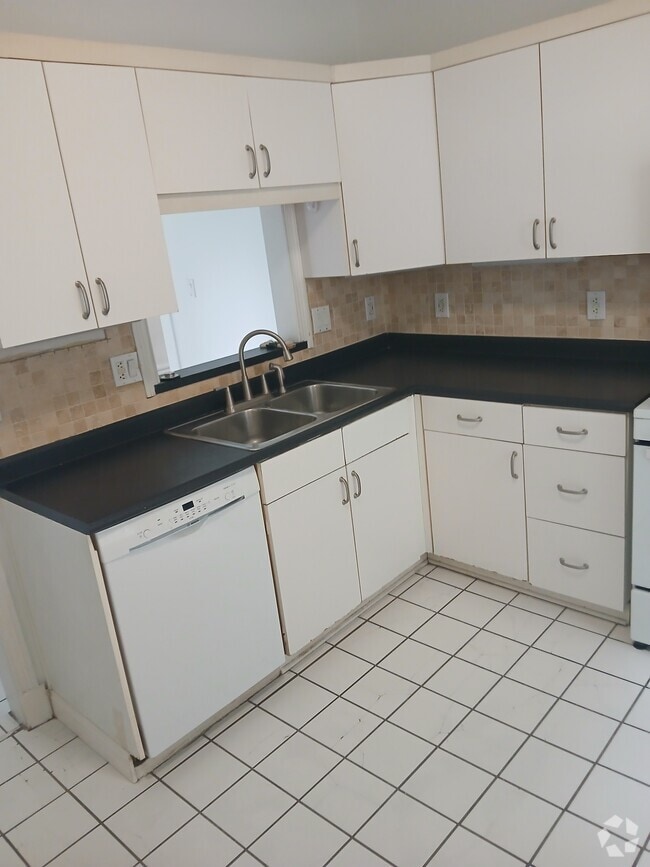Building Photo - 493 E Maynard Ave Rental