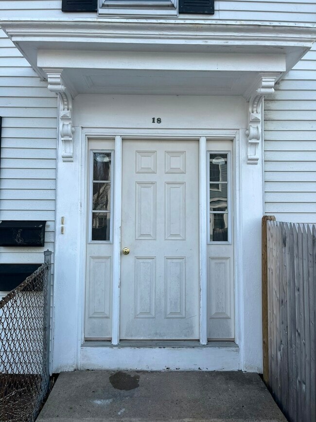 Building Photo - 18 Roundy St Unit 2