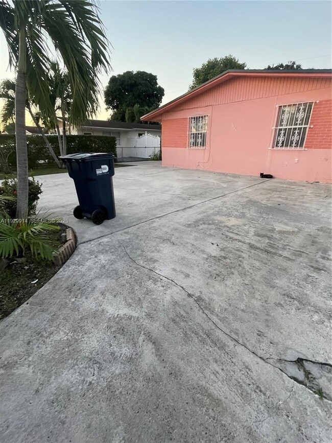 Photo - 4455 NW 169th Terrace Unidad 1