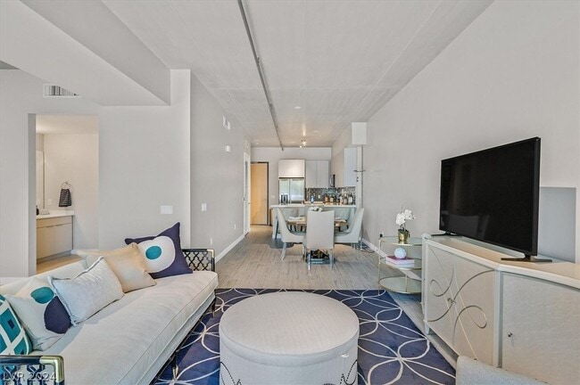 Building Photo - 353 E Bonneville Ave Unit 359