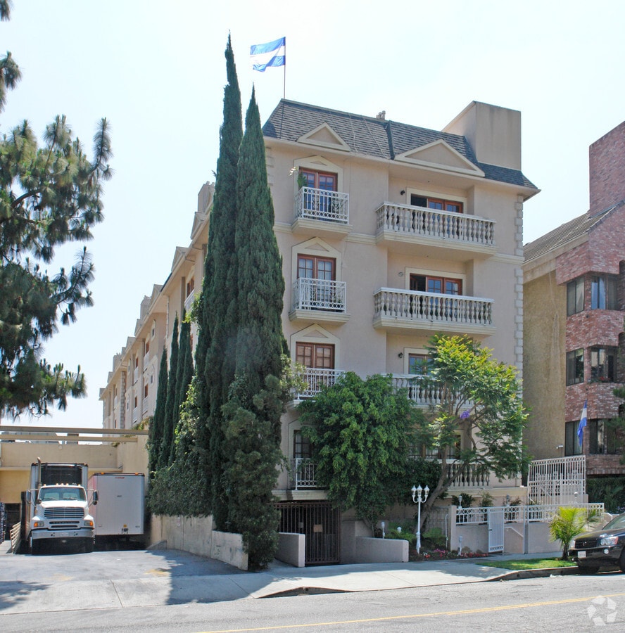 137 N Doheny Dr - 137 N Wetherly Dr Apartments