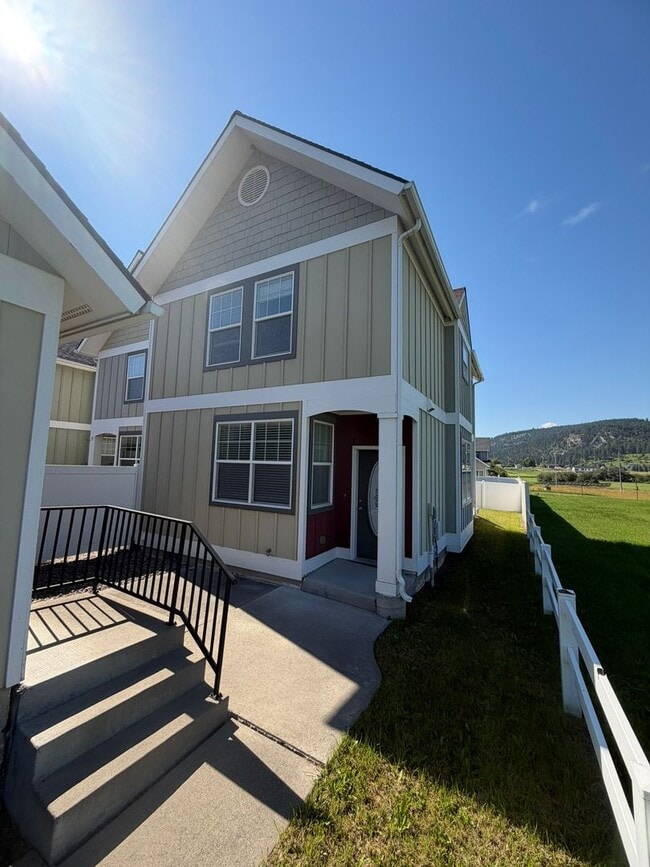 Building Photo - Charming 2-Story Townhome with Vaulted Ceilings