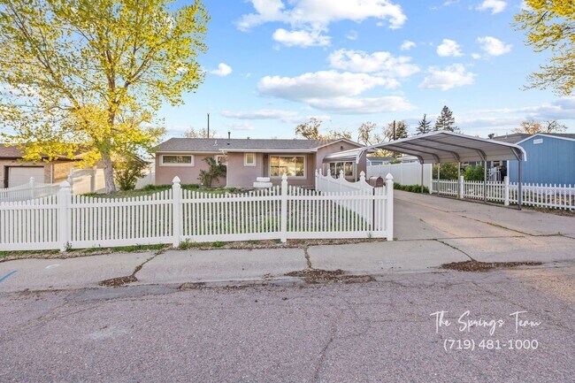 Charming 3BD Home with Finished Basement &... - Charming 3BD Home with Finished Basement &...
