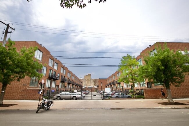 Building Photo - 939 W Grace St Unit J06W