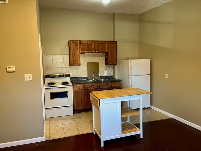 Building Photo - 105 W Market St Unit 2