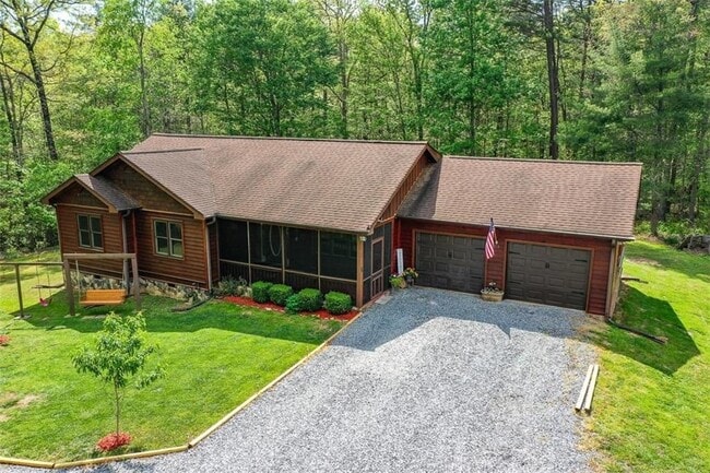 Building Photo - 303 Pine Ln