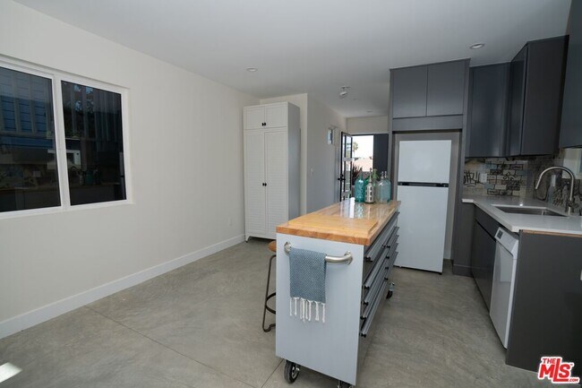 Photo - 1365-1364 Maltman Ave