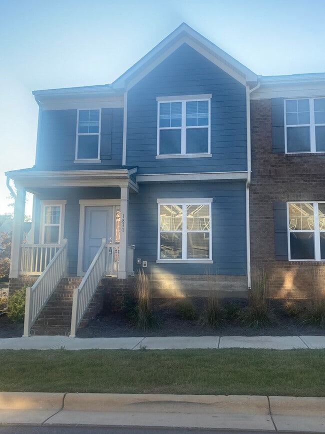 Building Photo - 2 Bedroom / 2.5 Bathroom Townhouse in Concord