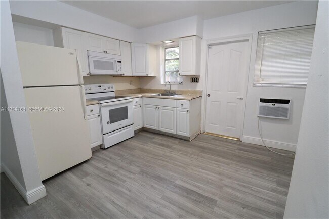 Building Photo - 915 NE 16th Terrace Unit 4