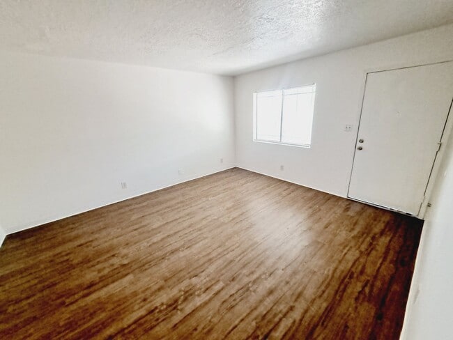 Building Photo - 3618 Lafayette Dr NE Unit C