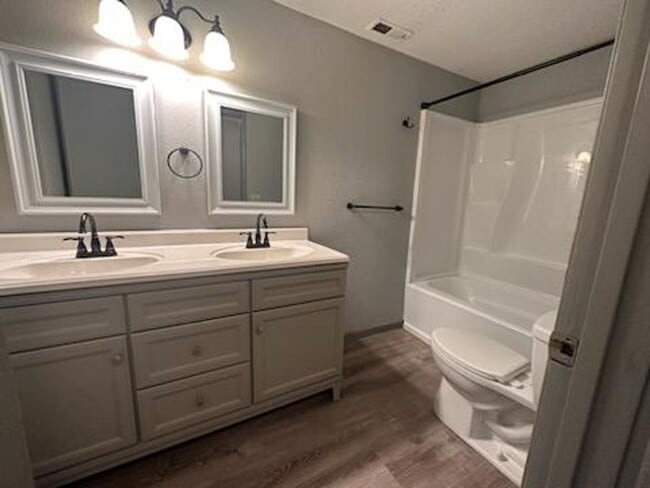 Photo - 5 Bedroom, 2 Bath in the Silver Beach Area!