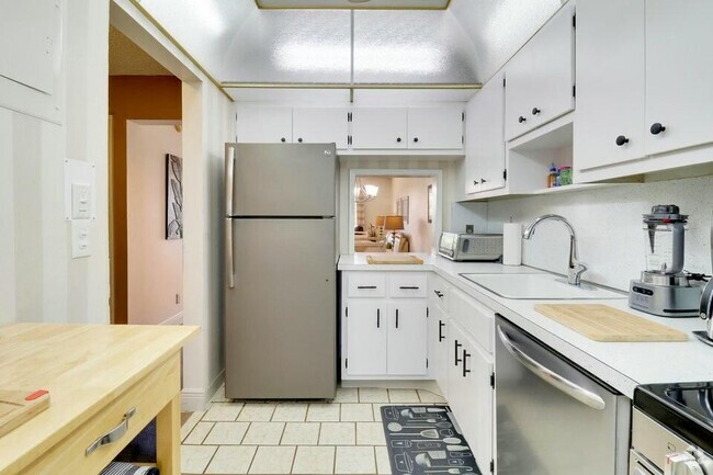 Building Photo - 2350 NE 14th St Unit 406 Rental