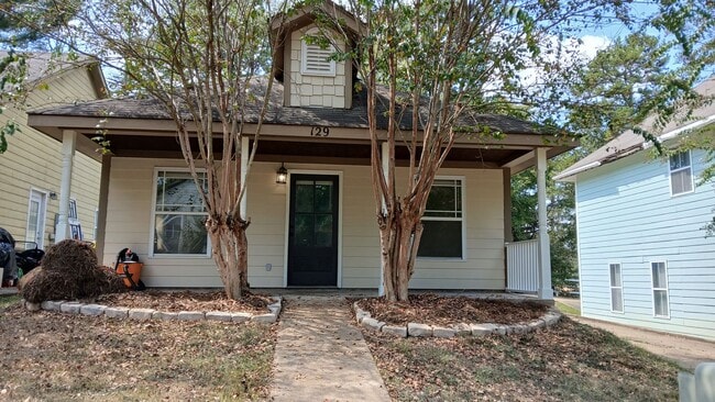 Building Photo - 3 Bed/2 Bath Rental
