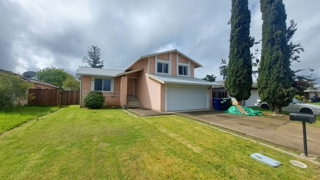 Building Photo - Spacious 4 bedroom, 3 bath home Tri-level in the Scottsdale East Area between Florin Rd and Gerbe...