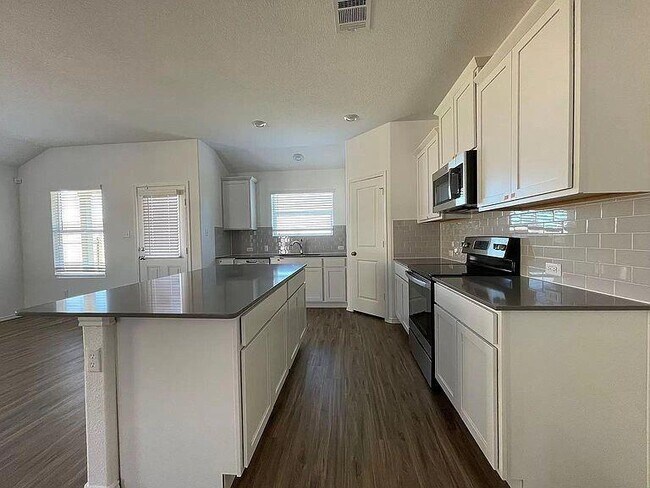 Photo - 1009 Wolseley Cv