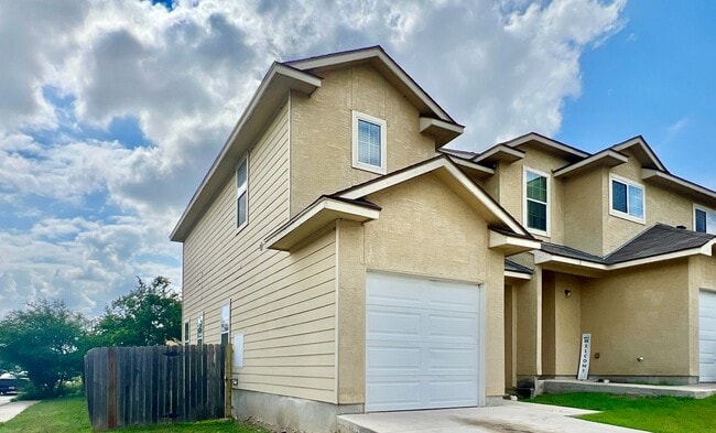 Building Photo - 3 bed 2 bath townhome near I35 and 1604