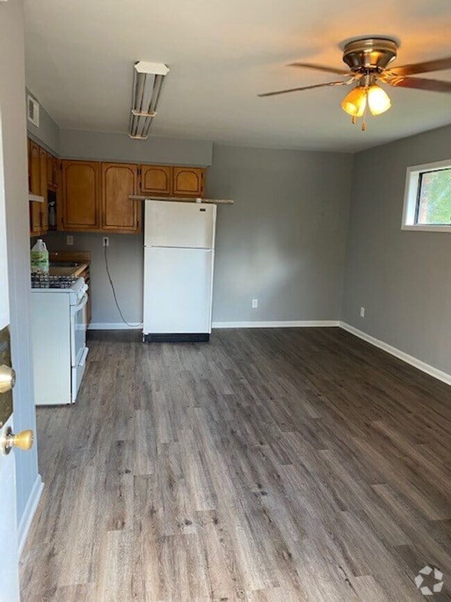 Building Photo - 1089 Green Tee Rd Unit 1 D Rental