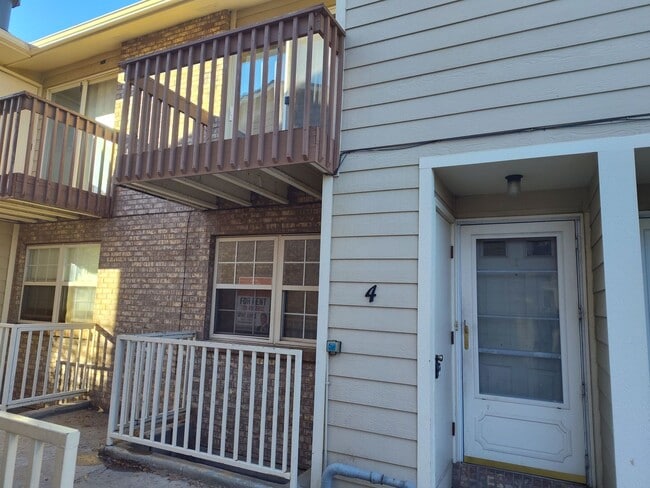 Building Photo - 3 Bed / 2.5 Bath Townhome in Longmont – $1,795/month