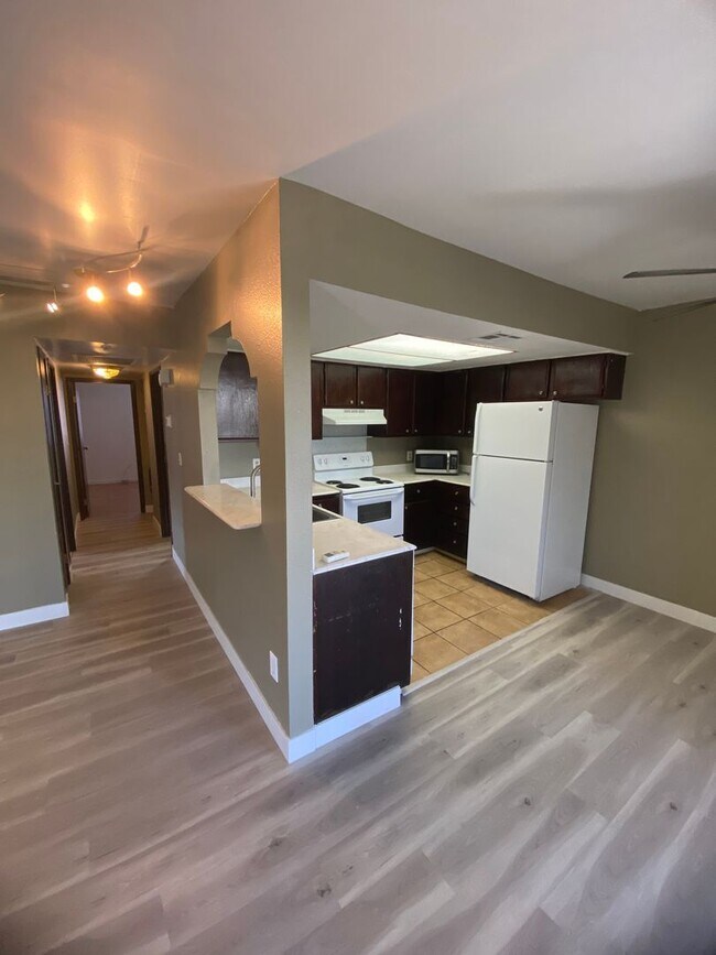 Photo - AMERICANA Property Mgmt - Downstairs 2 Bed... Casa