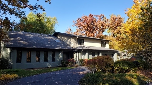 Building Photo - 1043 Ridgewood Dr Rental