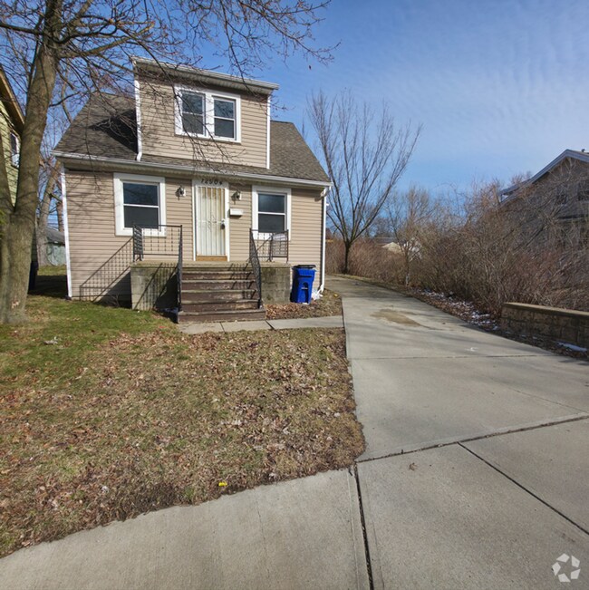 Building Photo - CLE 3 bed, 1 bath Single Family Home- Avai...