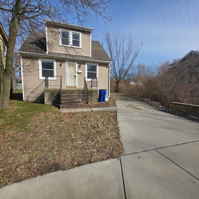 CLE 3 bed, 1 bath Single Family Home- Avai... - CLE 3 bed, 1 bath Single Family Home- Avai...