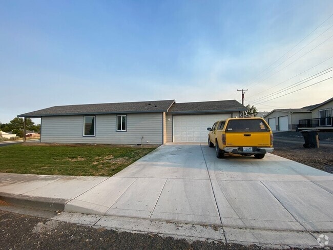 Building Photo - Nearly new 2 bedroom with garage Rental