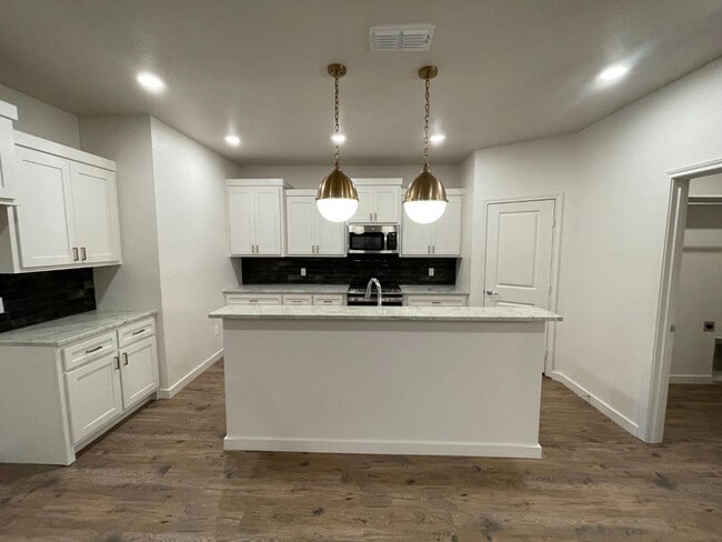 Photo - 10908 Aberdeen Ave