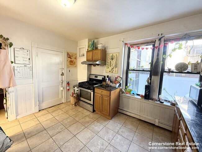 Building Photo - 60 Empire St Unit 1