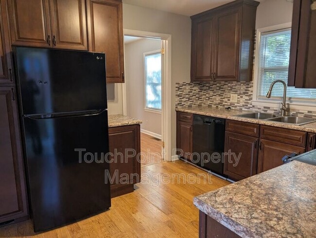 Photo - 448 E John St