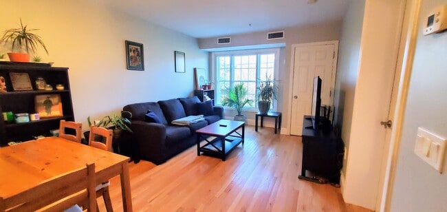 Building Photo - 145 Bennington St Unit 109