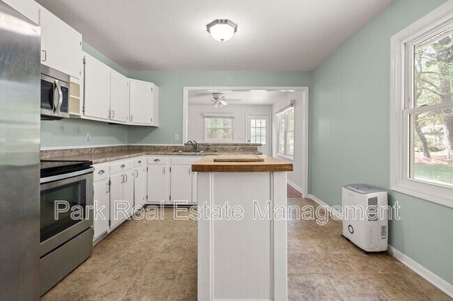 Photo - 8907 Rollingwood Rd