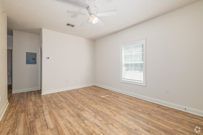 2BR, 2BA - 950SF - Living Room - The Woodlands
