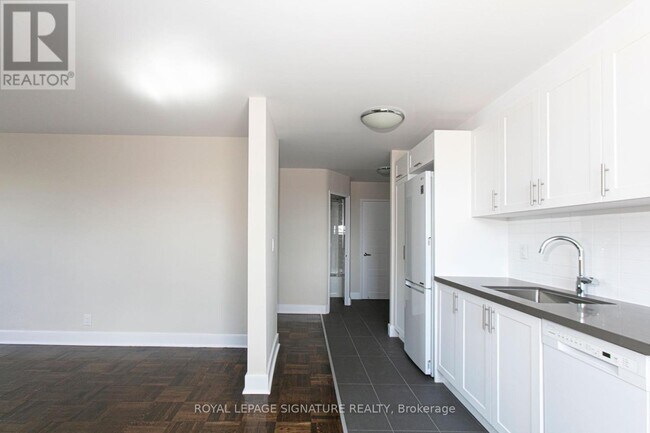 Photo - 990 Avenue Rd