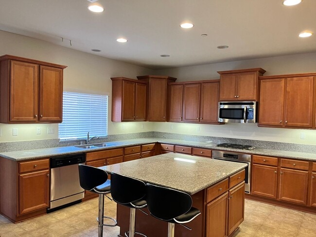 Photo - Spacious Two Story 5bd/3ba House