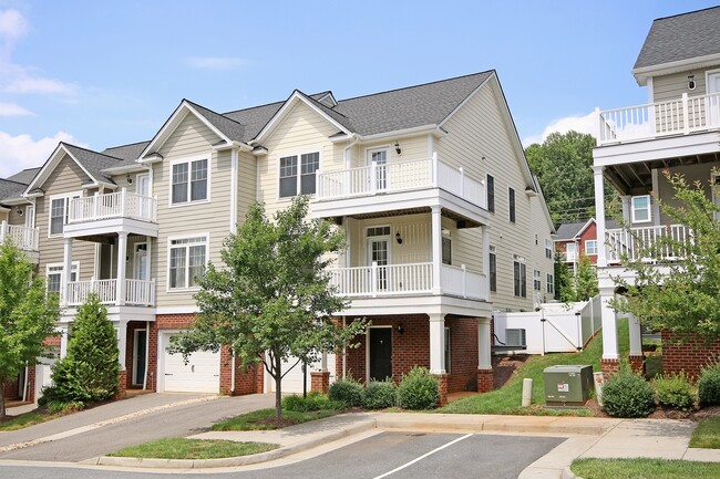 Spacious End-Unit Pantops Townhome - Spacious End-Unit Pantops Townhome