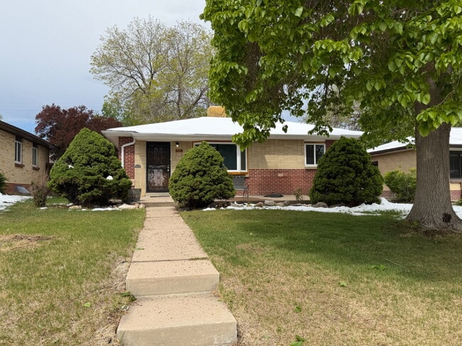 Building Photo - ~Availalbe Now~ Beautiful Four Bedroom House in Denver!