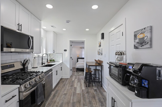 Cocina moderna completa - 1900 Pratt Ave