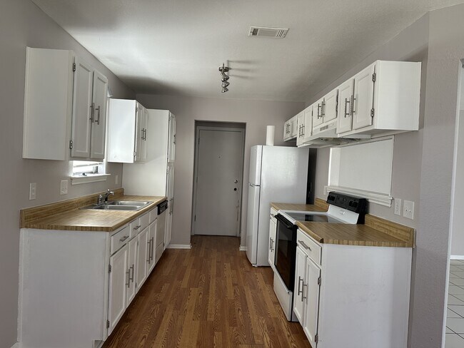 Photo - 409 Suzie St