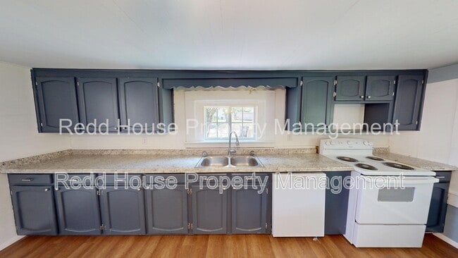 Photo - 103 Watkins St