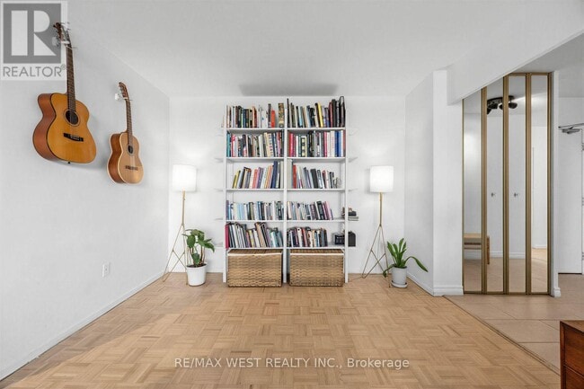 Photo - 60 Pavane Linkway Unit 805