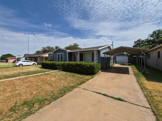 2/2/1 In a quiet neighborhood - 6 to 9 month lease option available