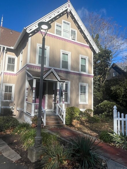 896 Quinnipiac Ave