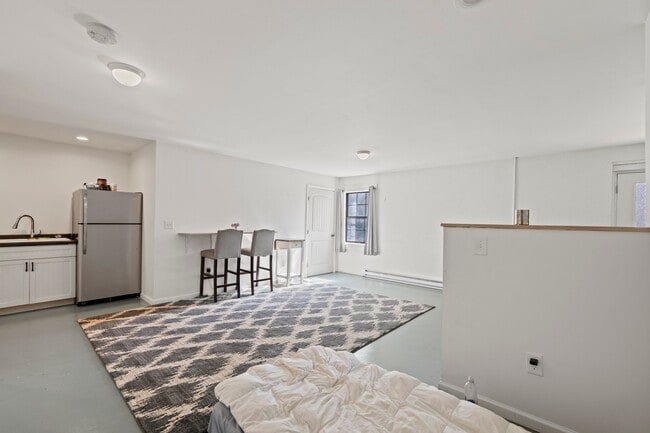 Building Photo - 14 Lincoln Ave W Unit A