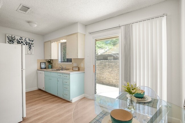 Photo - "Charming 2-Bed Duplex in Austin's Vibrant Heart – Cozy 833 Sq Ft Retreat!" Unit A