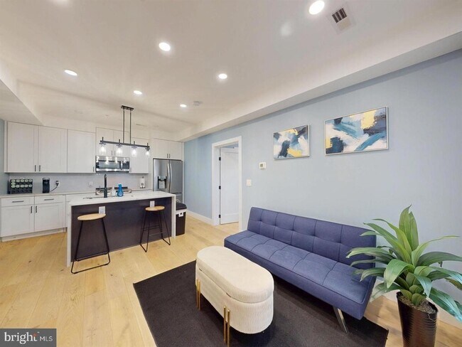 Building Photo - 927 Kennedy St NW Unit 303