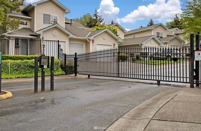 Building Photo - Federal Way Townhome Condo- 2 bedroom 2.5 bathroom, 1 car garage - Available NOW!